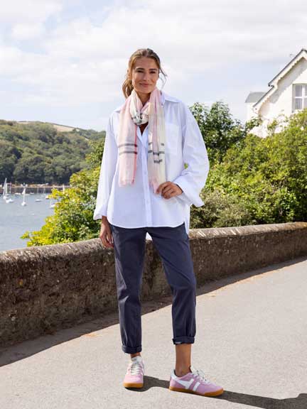 Frau in luftiger Leinenbluse