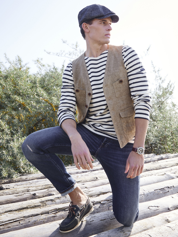 Leinenweste mit Ringelshirt & Kappe kombiniert