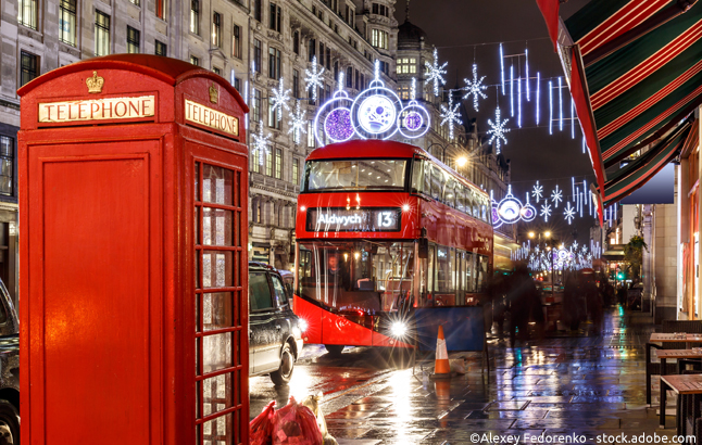 Rote Telefonzelle und London Bus in weihnachtlich geschmückter Straße