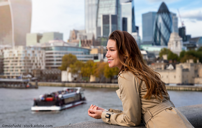 British Trenchcoat vor der City of London