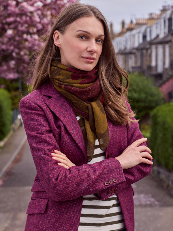 Stilvolles Outfit mit Beerentönen und Oliv als Akzentfarbe