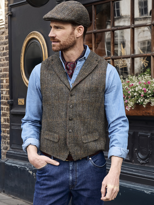 Moderne Kombi mit Tweedweste und Tweedmütze zur Denimjeans