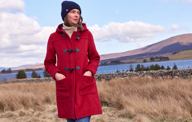 Dame trägt roten Dufflecoat & Strickmütze