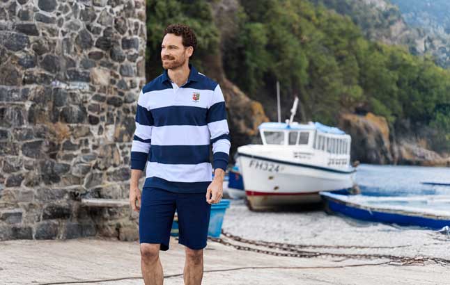 Mann am Strand im Rugby-Shirt