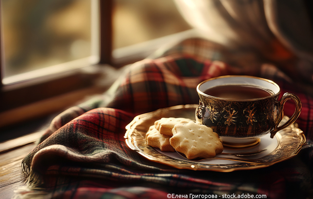 Plaid mit Teetasse und schottischen Keksen