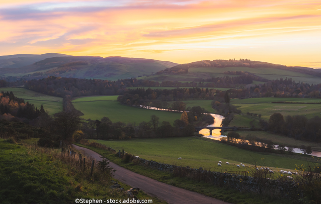 Scottish Borders mit Old Manor Bridge über den River Tweed