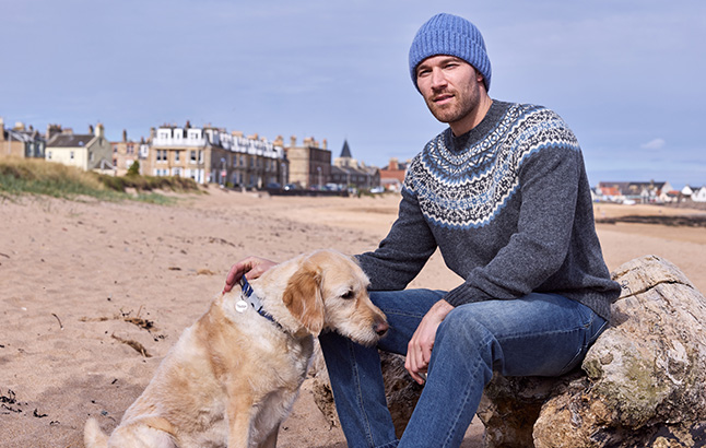 Mann im Fair-Isle-Pulli am Strand
