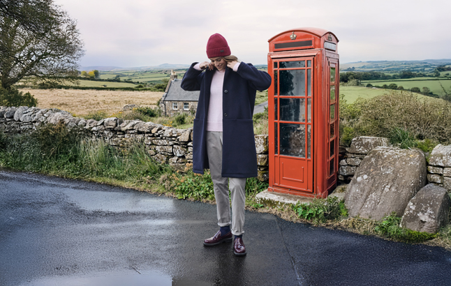 Frau vor Telefonzelle