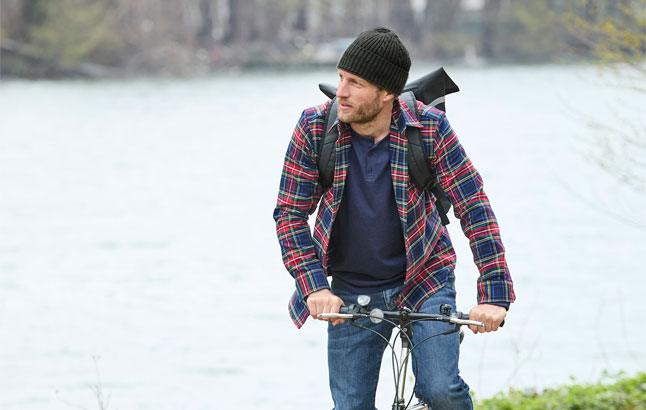 Overshirt, Henley-Shirt und schlichte Mütze