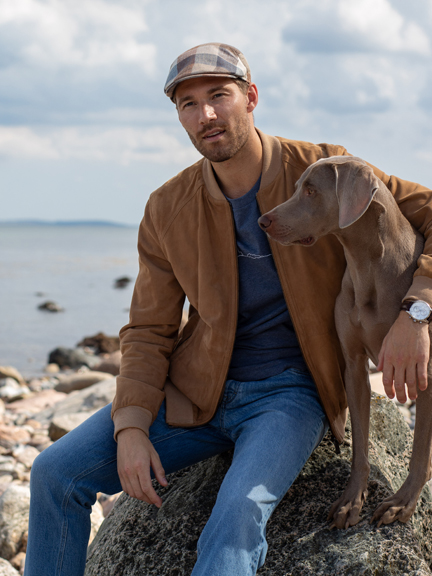 Mann im Lederblouson und Hund