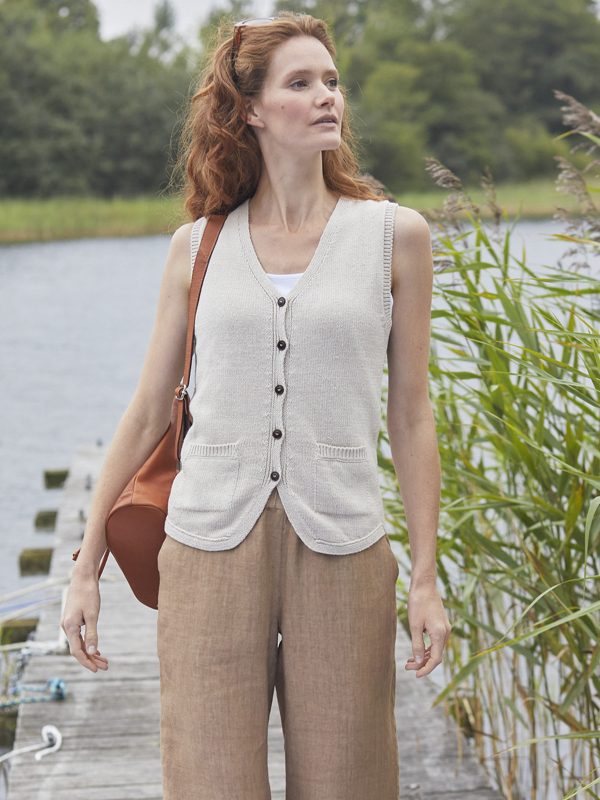 Strickweste mit Leinenhose & Top kombiniert