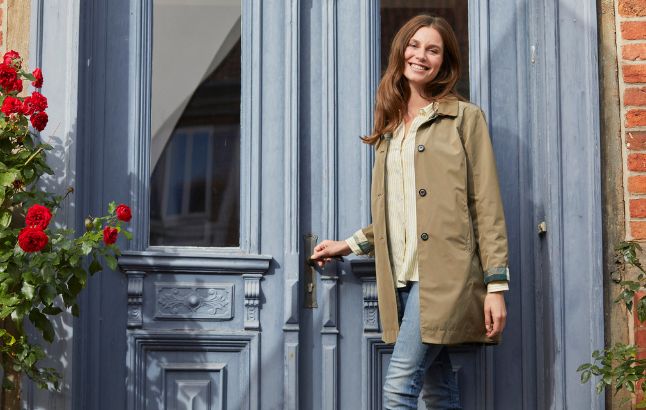 Frau in Parka im Hauseingang