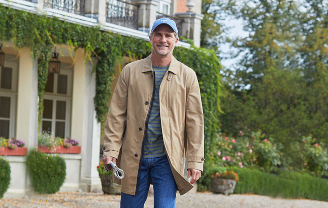 Mann im Staubmantel mit Sommer-Cap