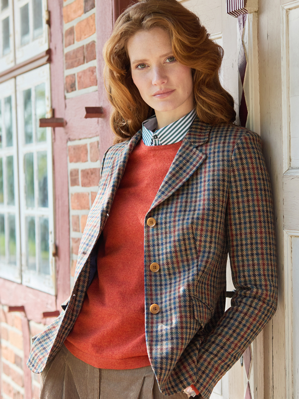 Moderner Tweed Style: Karoblazer mit Merinopullover kombiniert