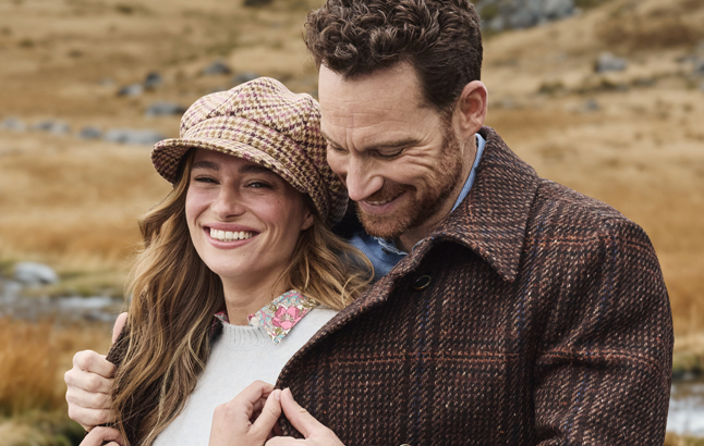 Tweedlovers: Sie mit Tweedkappe, er in Tweedjacke