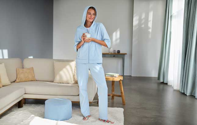 Frau in hellblauer Homewear