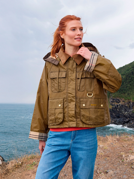 Frau mit modischer Barbour-Wachjacke