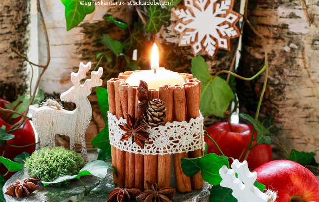Weihnachtlich geschmückte Duftkerze