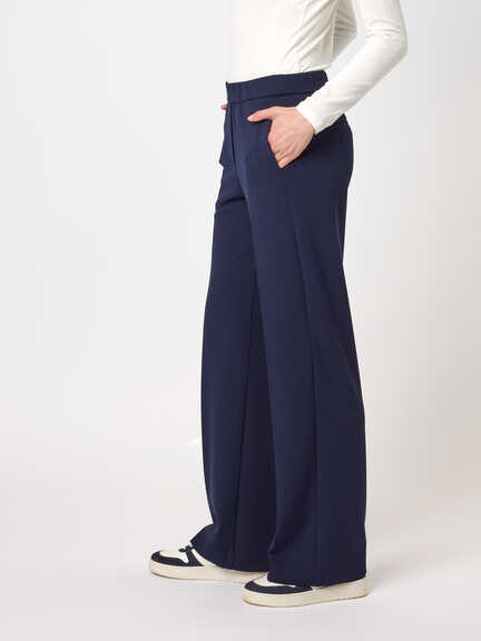 Schmeichelnde Damenhose mit weiten Beinen